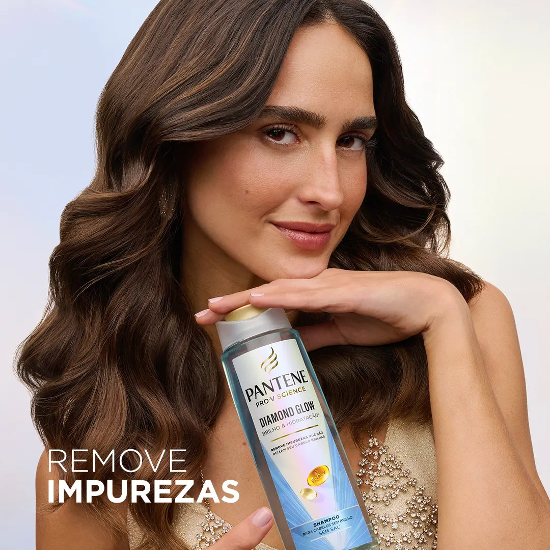 Mulher segurando o Shampoo Pantene Pro-V Diamond Glow