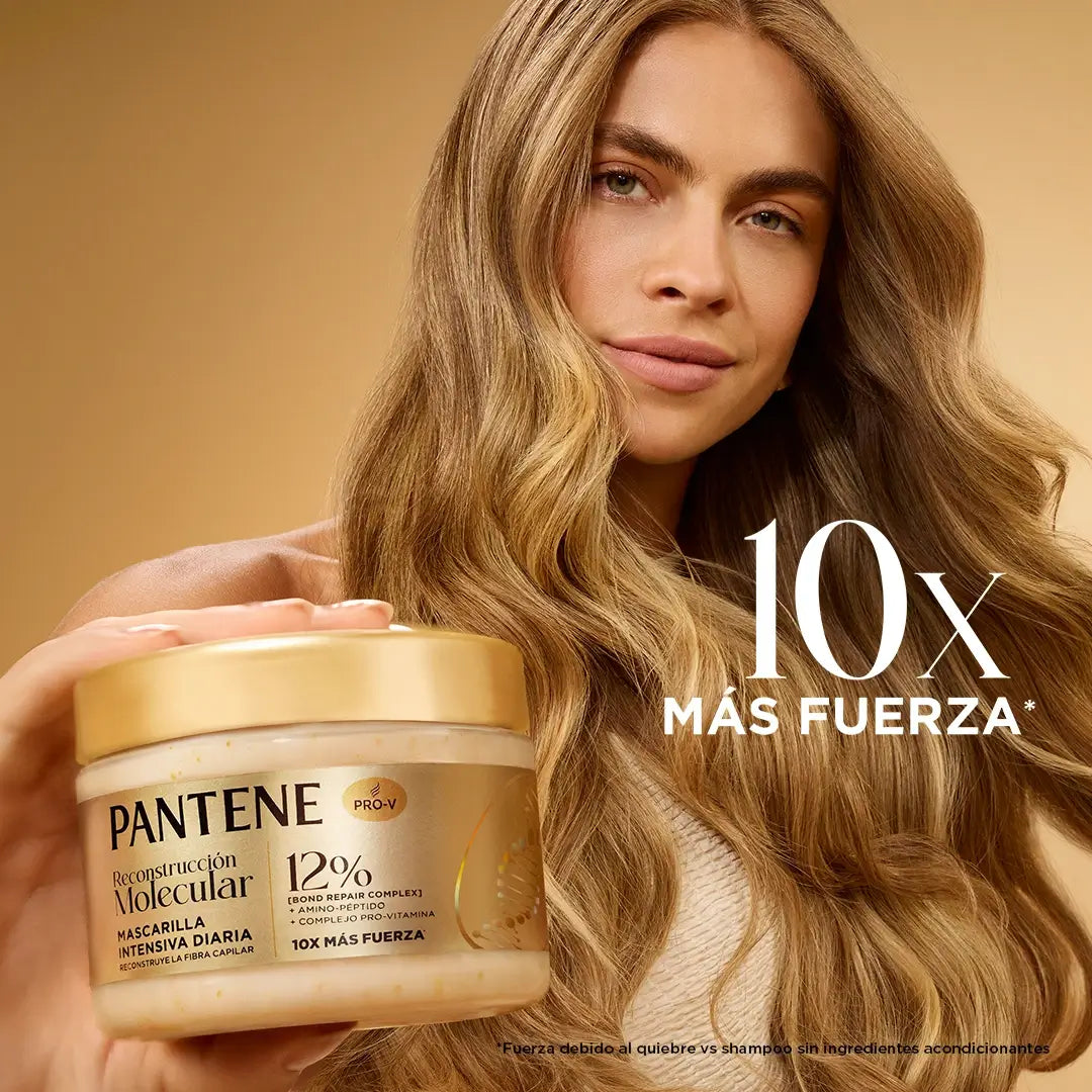 Mujer rubia con la mascarilla intensiva Molecular Bond Repair 10X más fuerza