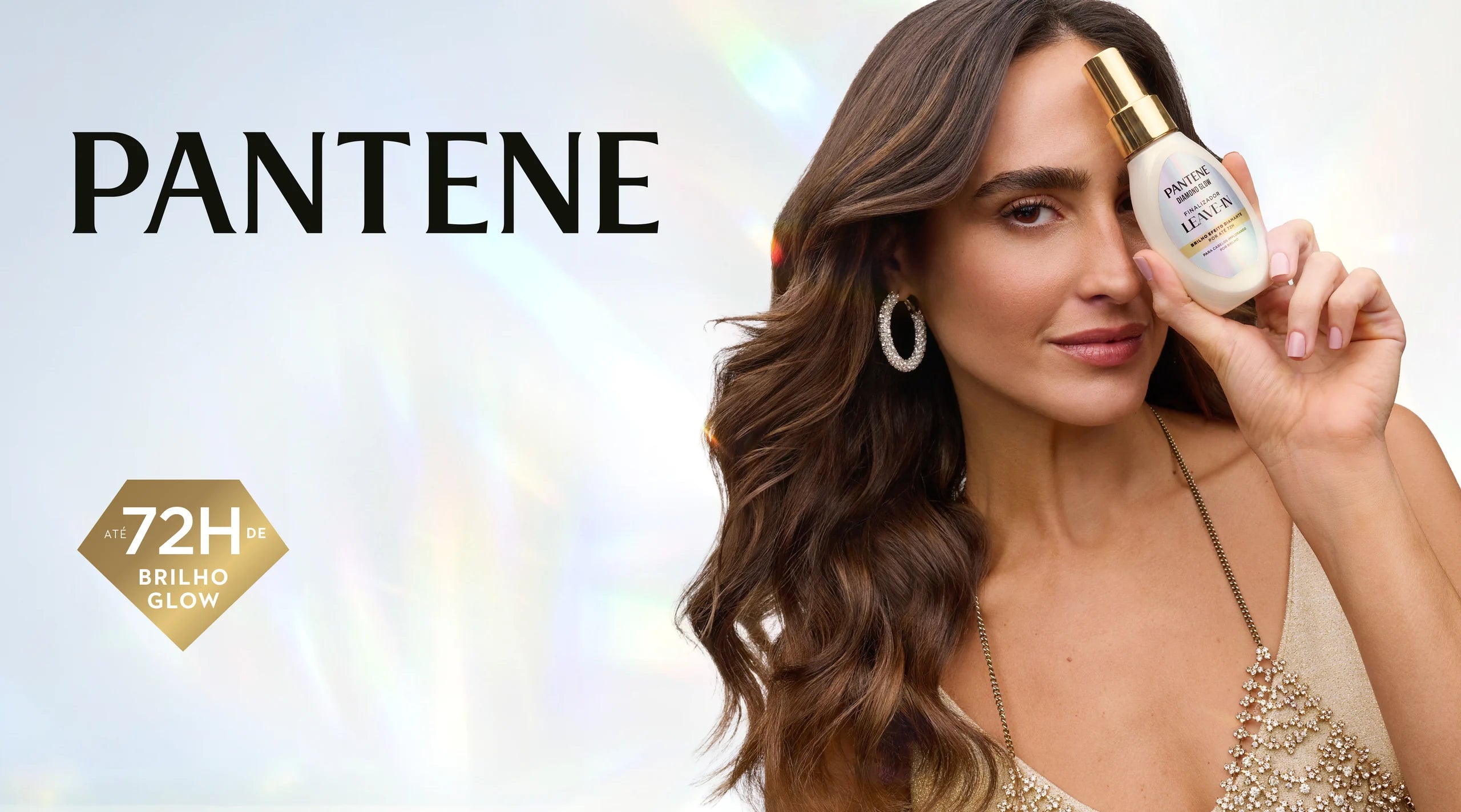 Imagem de uma mulher segurando o finalizador Leave-in Diamond Glow