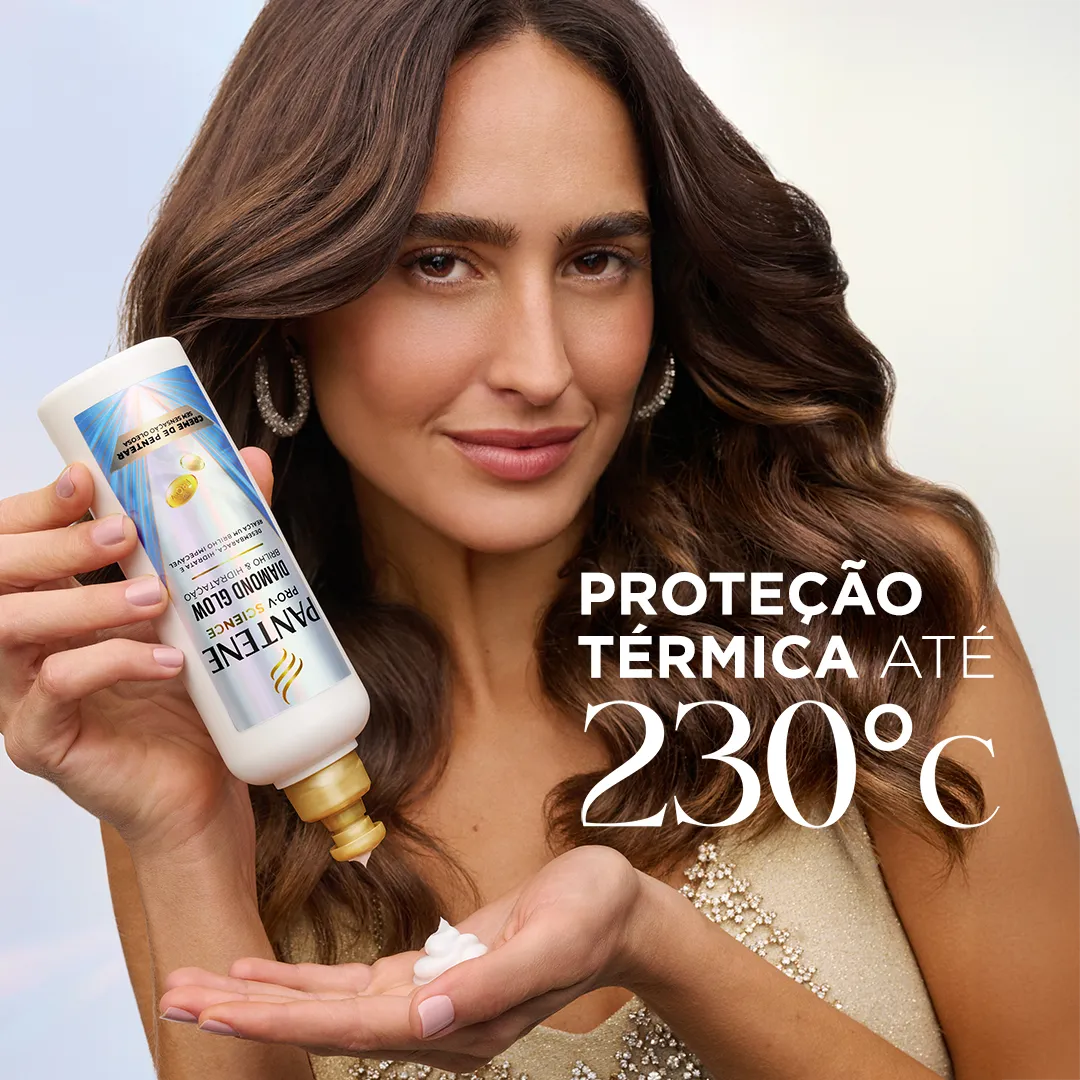 Mulher segurando o Creme para pentear Pro-V Diamond Glow