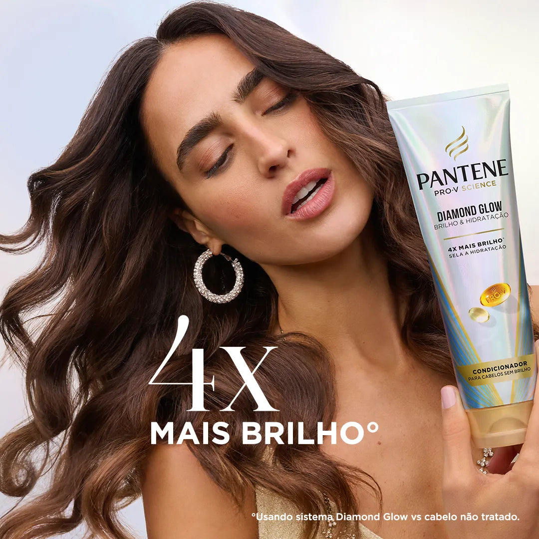 Mulher segurando o condicionador Pantene Pro-V Diamond Glow