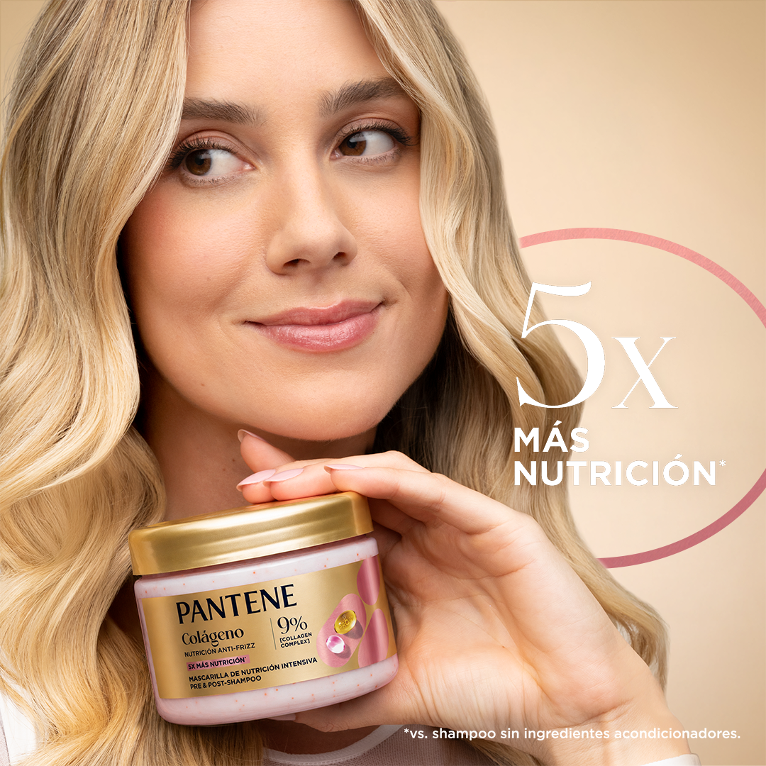 Mujer sosteniendo la Mascarilla de nutrición intensiva – 5x más nutrición