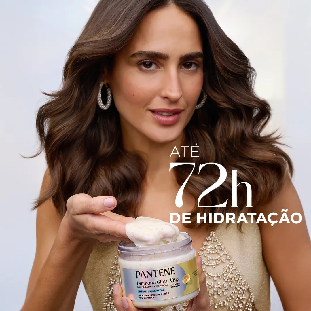Mulher segurando a Máscara Intensiva Diamond Glow