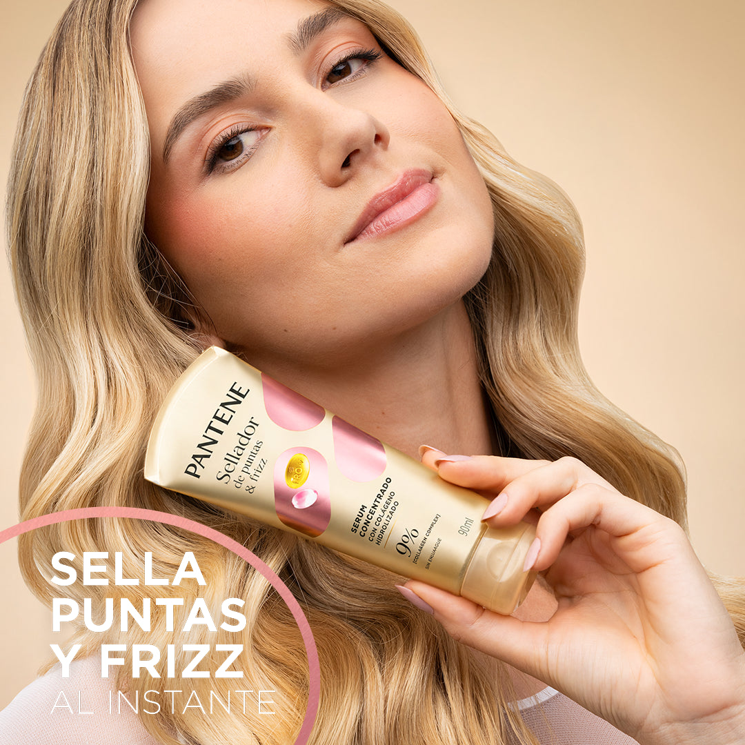 Mujer sosteniendo el sellador de puntas y frizz