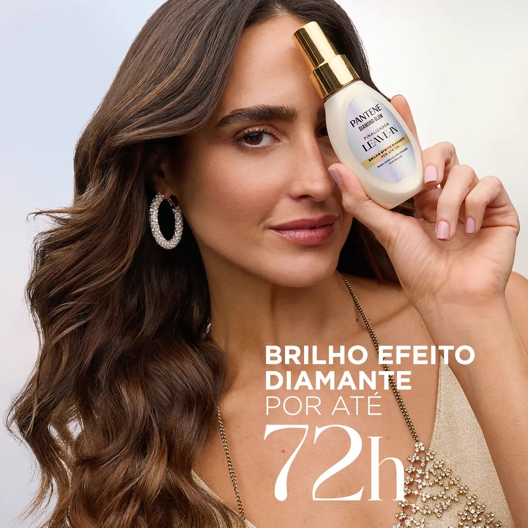 Mulher segurando o Finalizador Leave-in Pantene Pro-V Diamond Glow