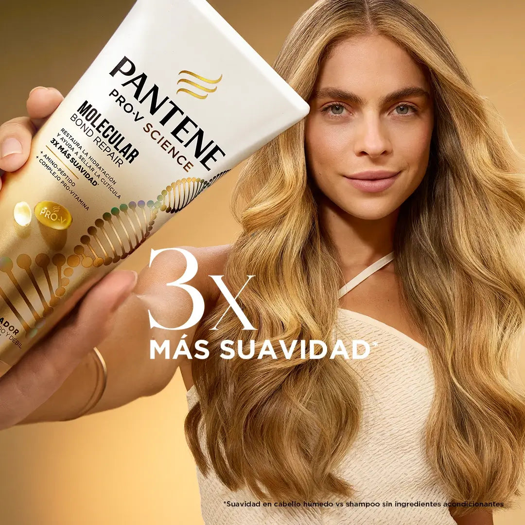 Mujer rubia con la botella de acondicionador Molecular Bond Repair restaura la hidratación y sella la cutícula, 3X suavidad