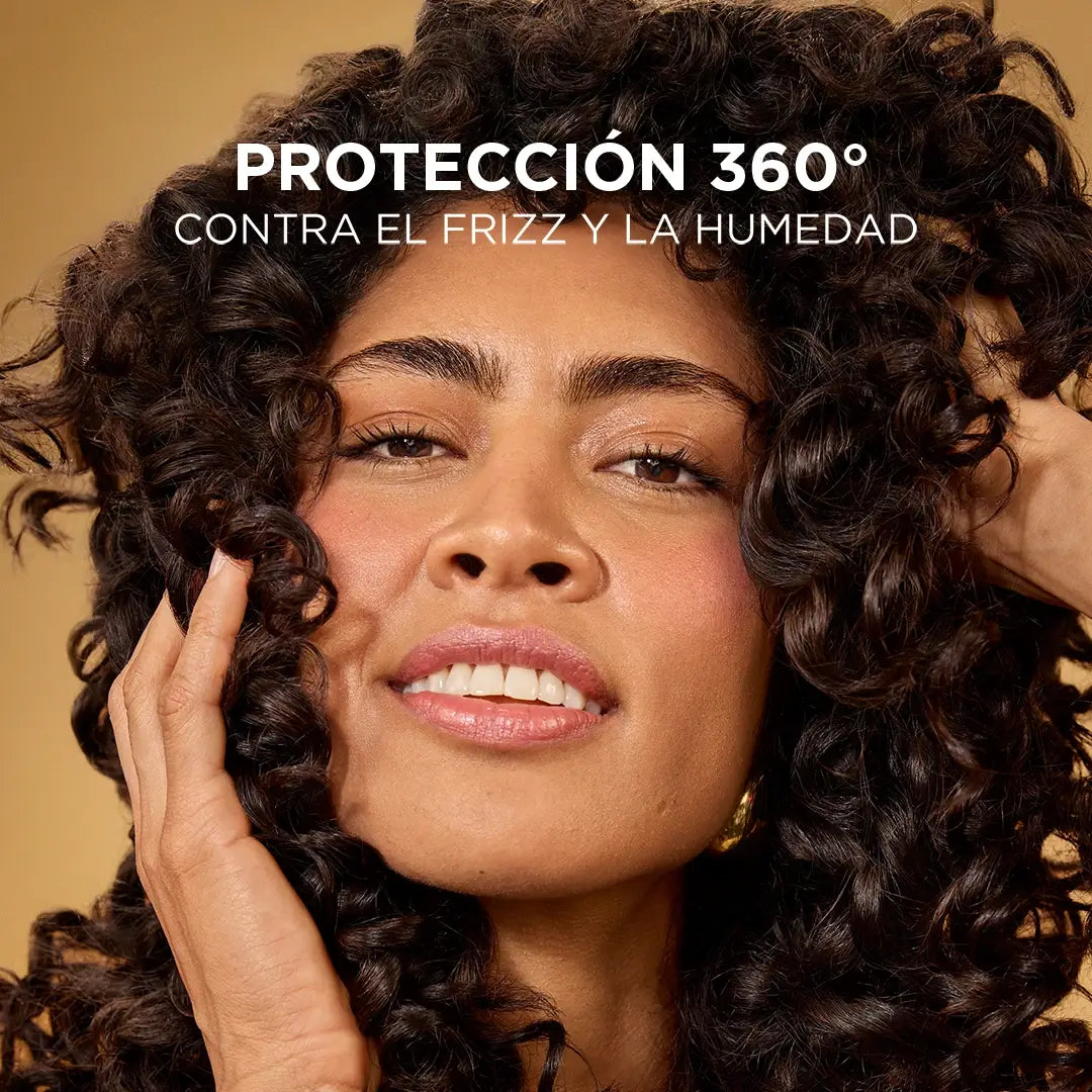 Mujer con cabello crespo, protección 360 contra el frizz y la humedad