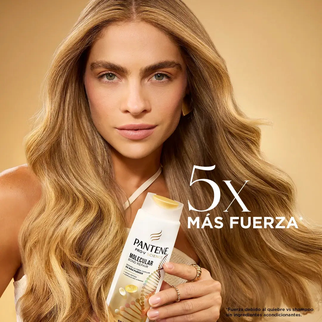 Mujer rubia con la botella de shampoo Molecular Bond Repair repara la fibra capilar 5X más fuerza