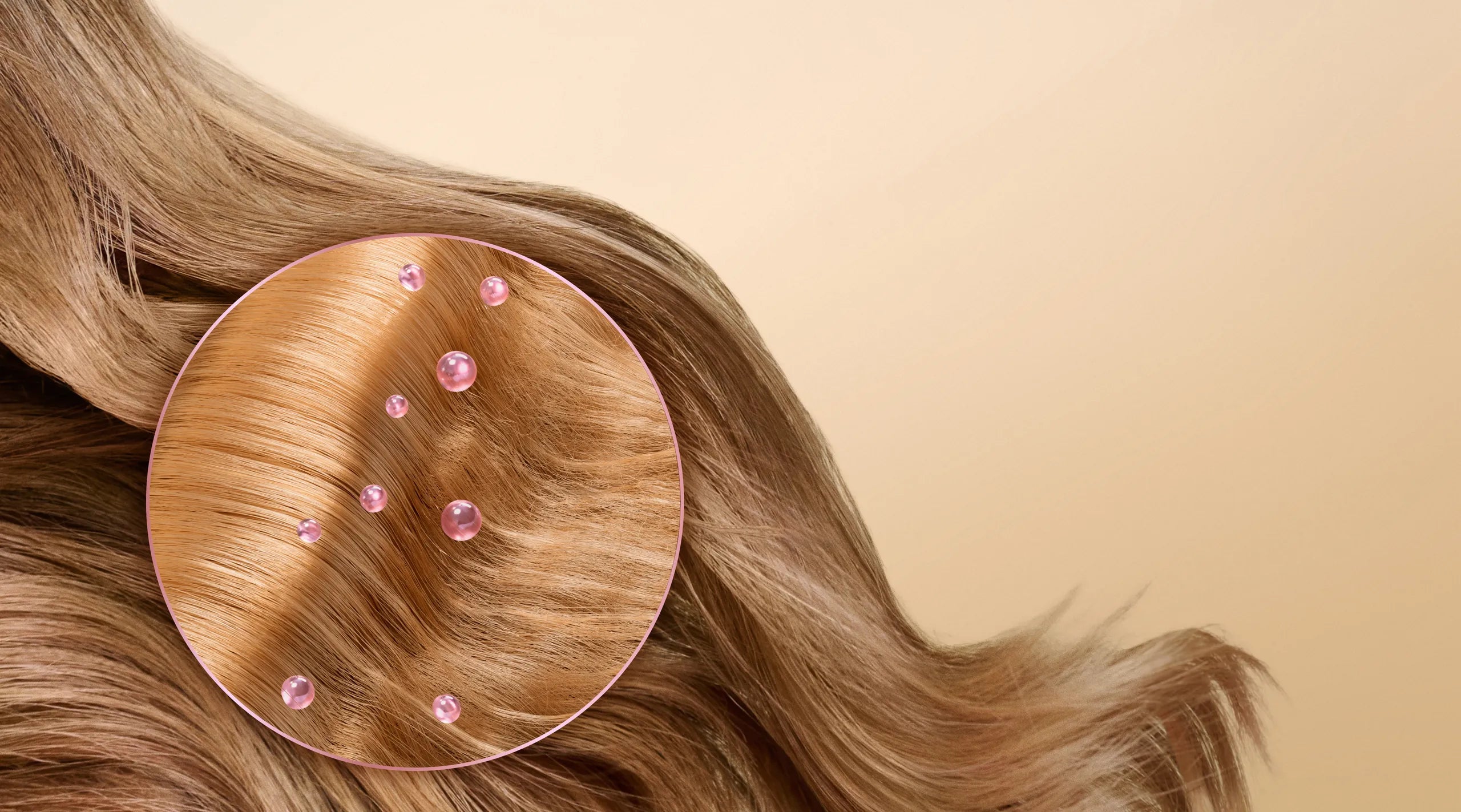 Imagen de un cabello castaño nutrido gracias a los ingredientes de colágeno anti-frizz